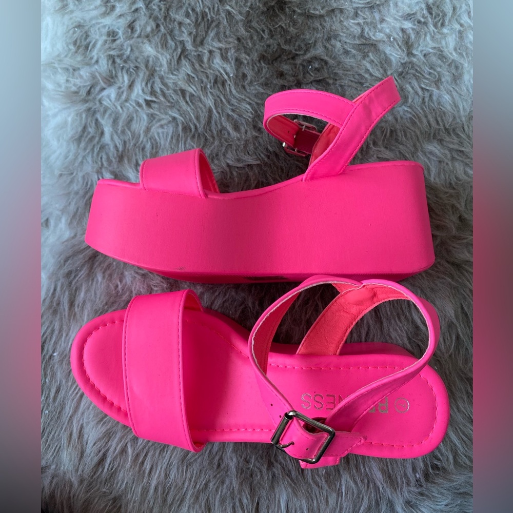 Berness sz 7 high platform sandals